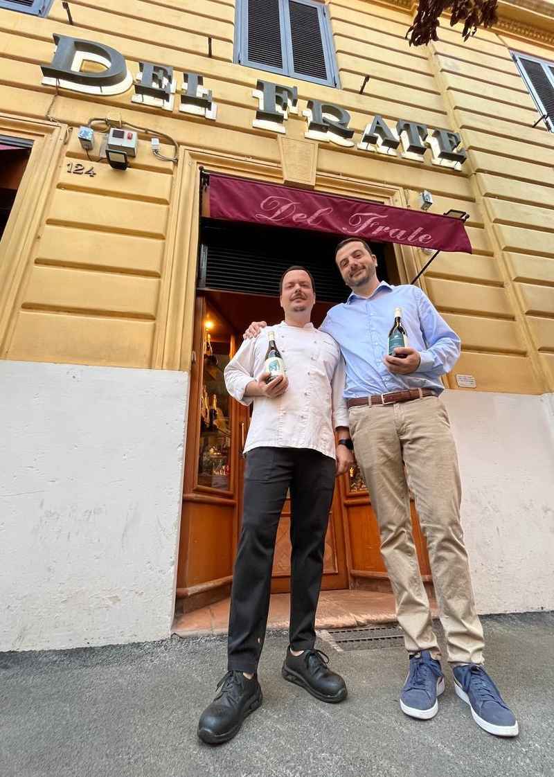 Chef Fabrizio Del Frate e Raffaele Rendina davanti all'ingresso del Ristorante.